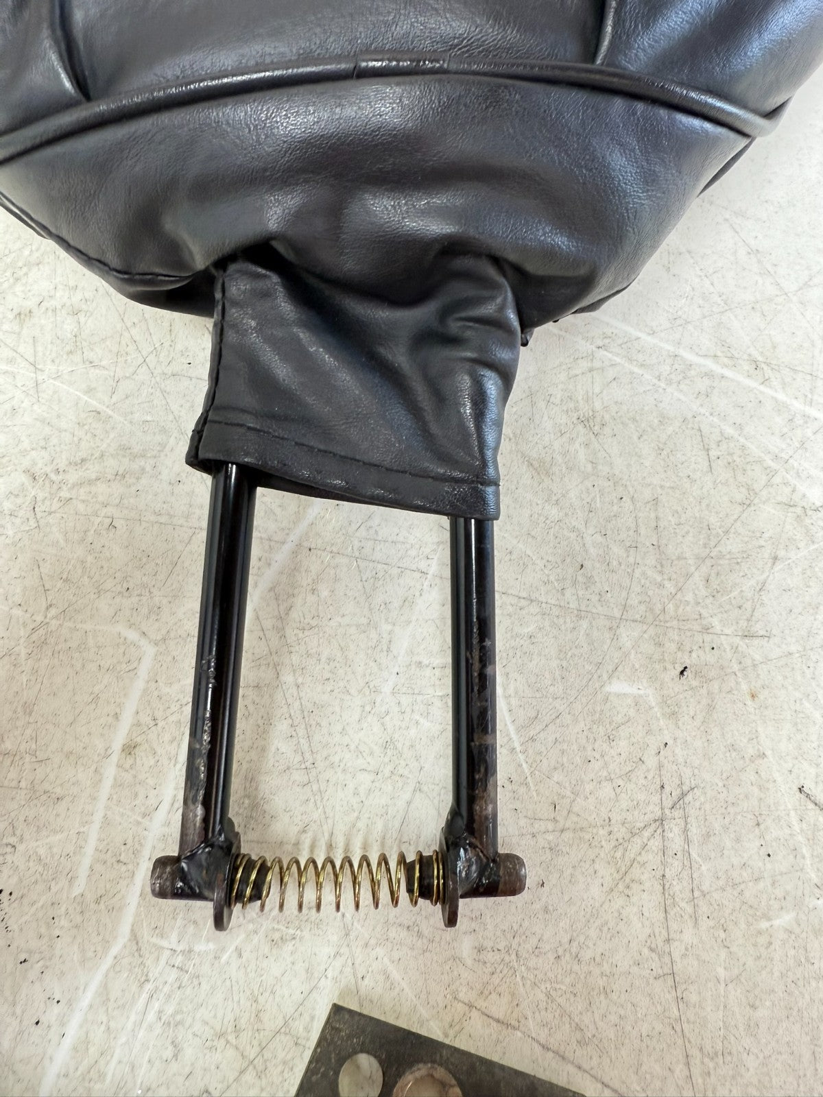2003 HARLEY ELECTRA GLIDE Driver Backrest Cushion Pad Mount Bracket