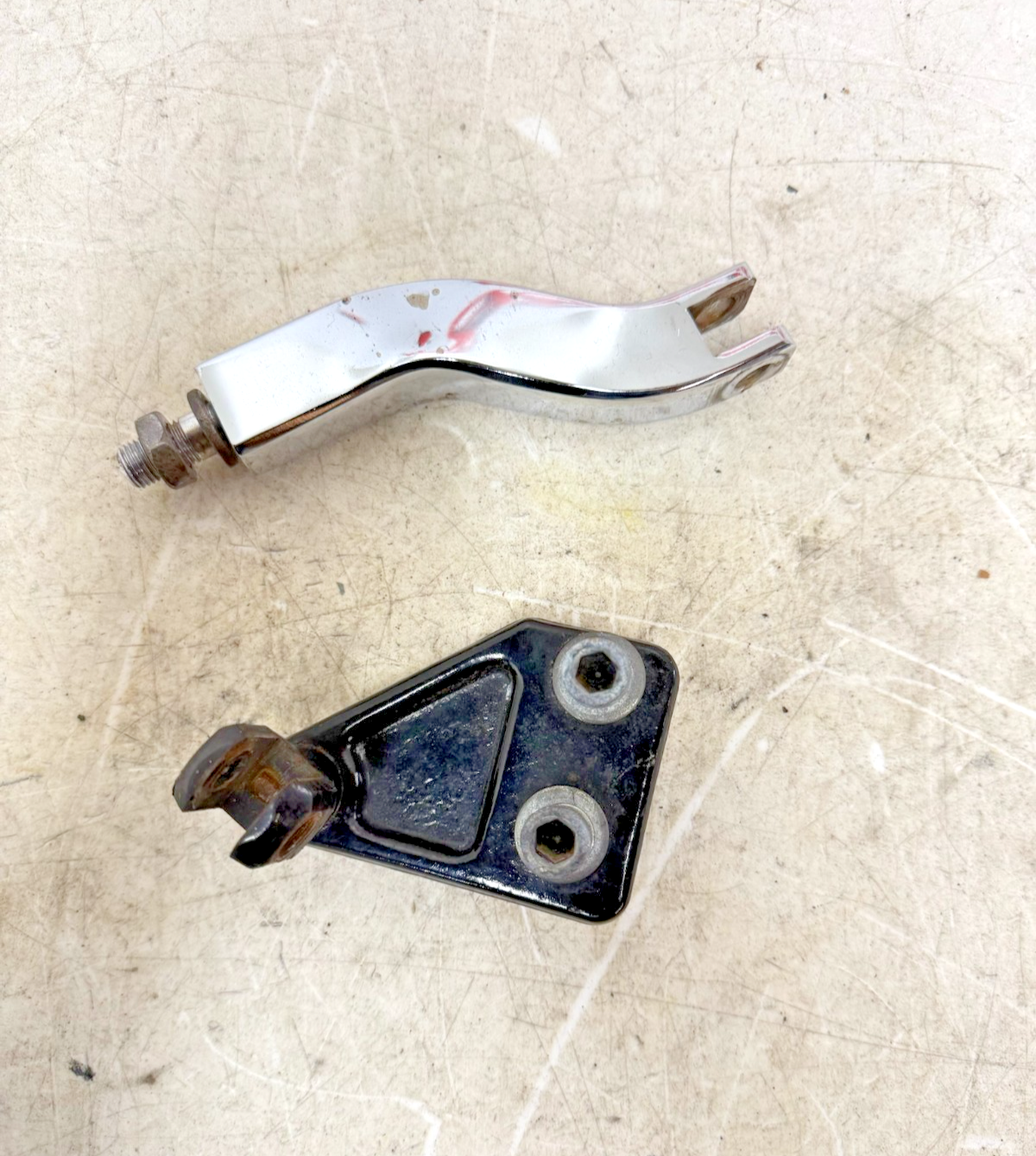 1993 HARLEY DYNA Wide Glide Passenger Footpegs Footrest Support Bracket