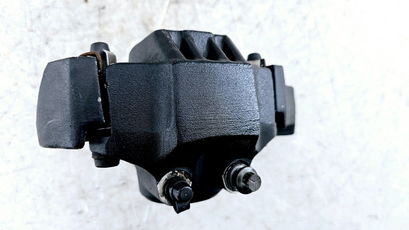 1995 HARLEY DYNA CONVERTIBLE Rear Brake Caliper + Mounting Bracket