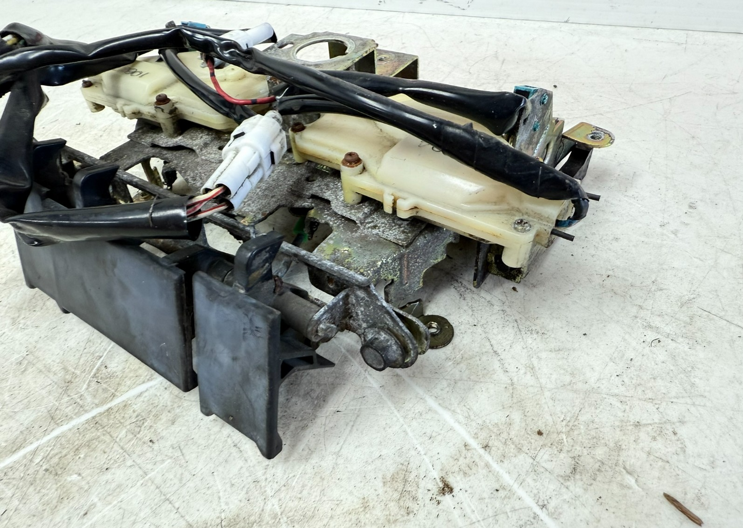 2002 Honda Goldwing GL1800 Rear Saddlebag Trunk Opener Unit Lever