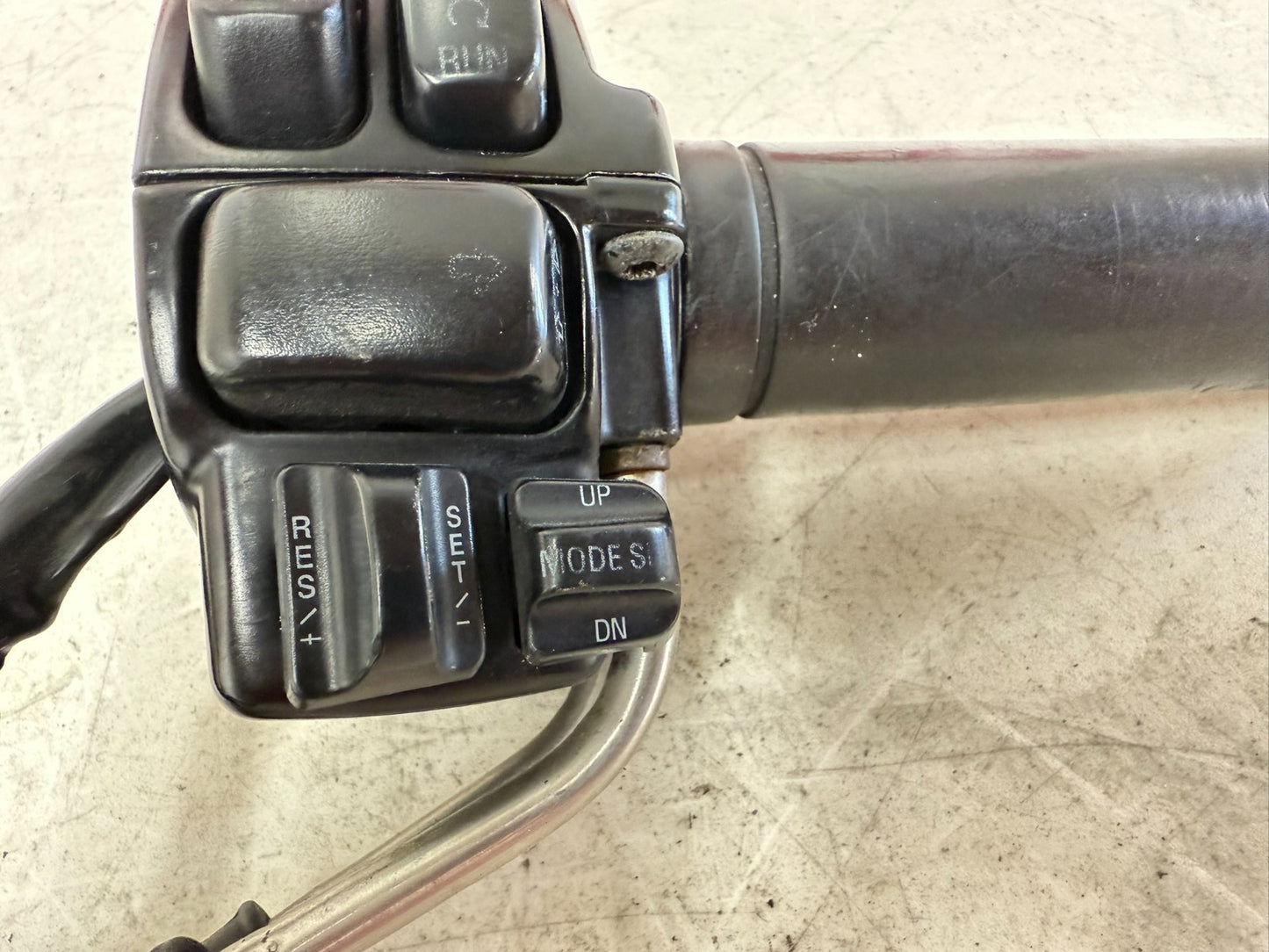 2003 HARLEY ELECTRA GLIDE Right Hand Control Switch Housing Handlebar Cable