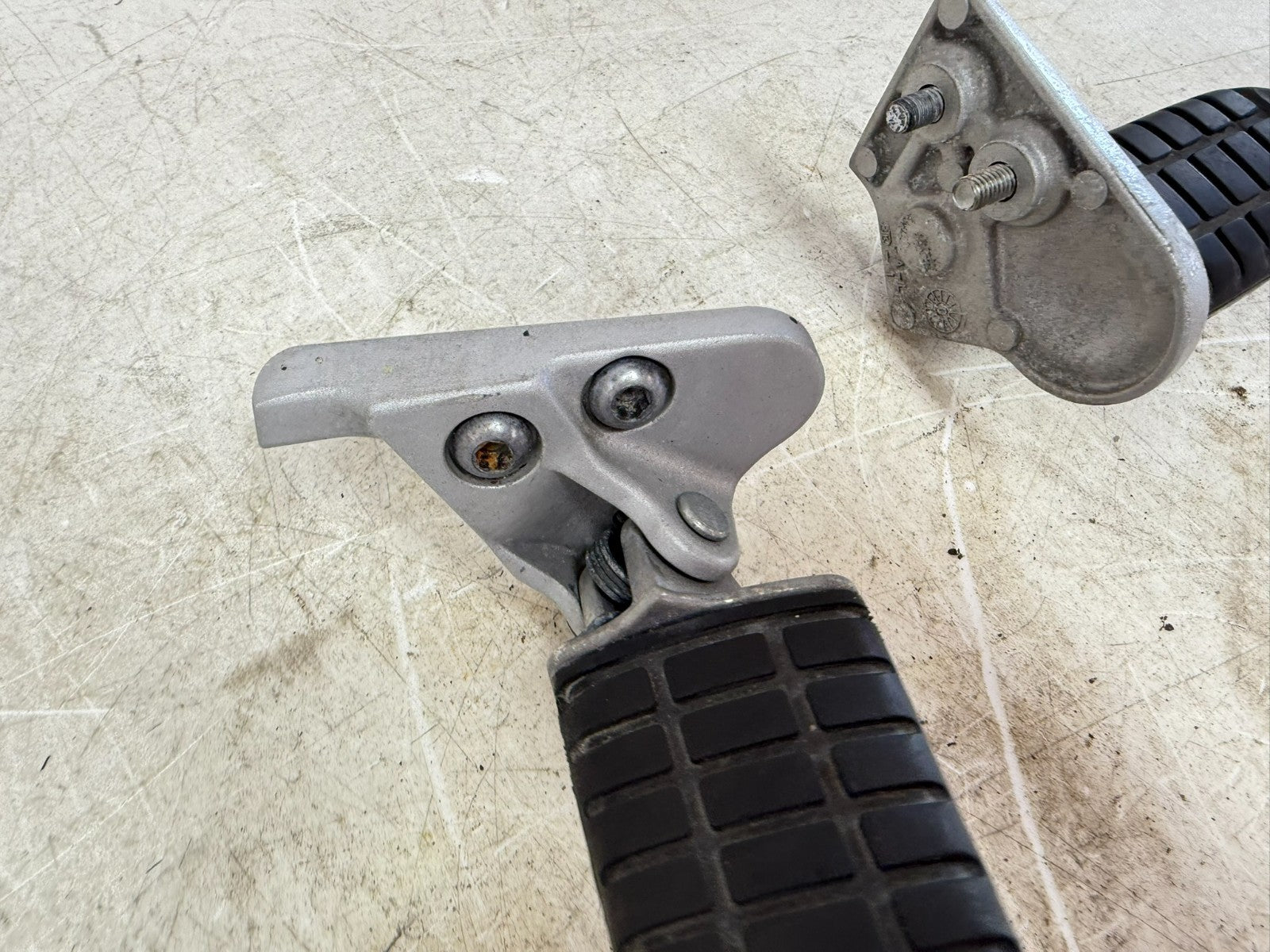 2002 Honda Goldwing GL1800 Front Driver Foot Peg & Mount Bracket Left Right Set