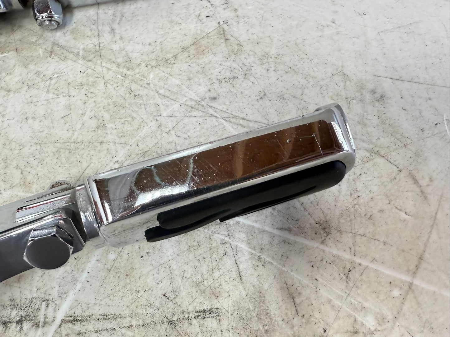 2003 HARLEY DYNA WIDE GLIDE OEM Rear Passenger Foot Peg Foot Rest Flame Chrome