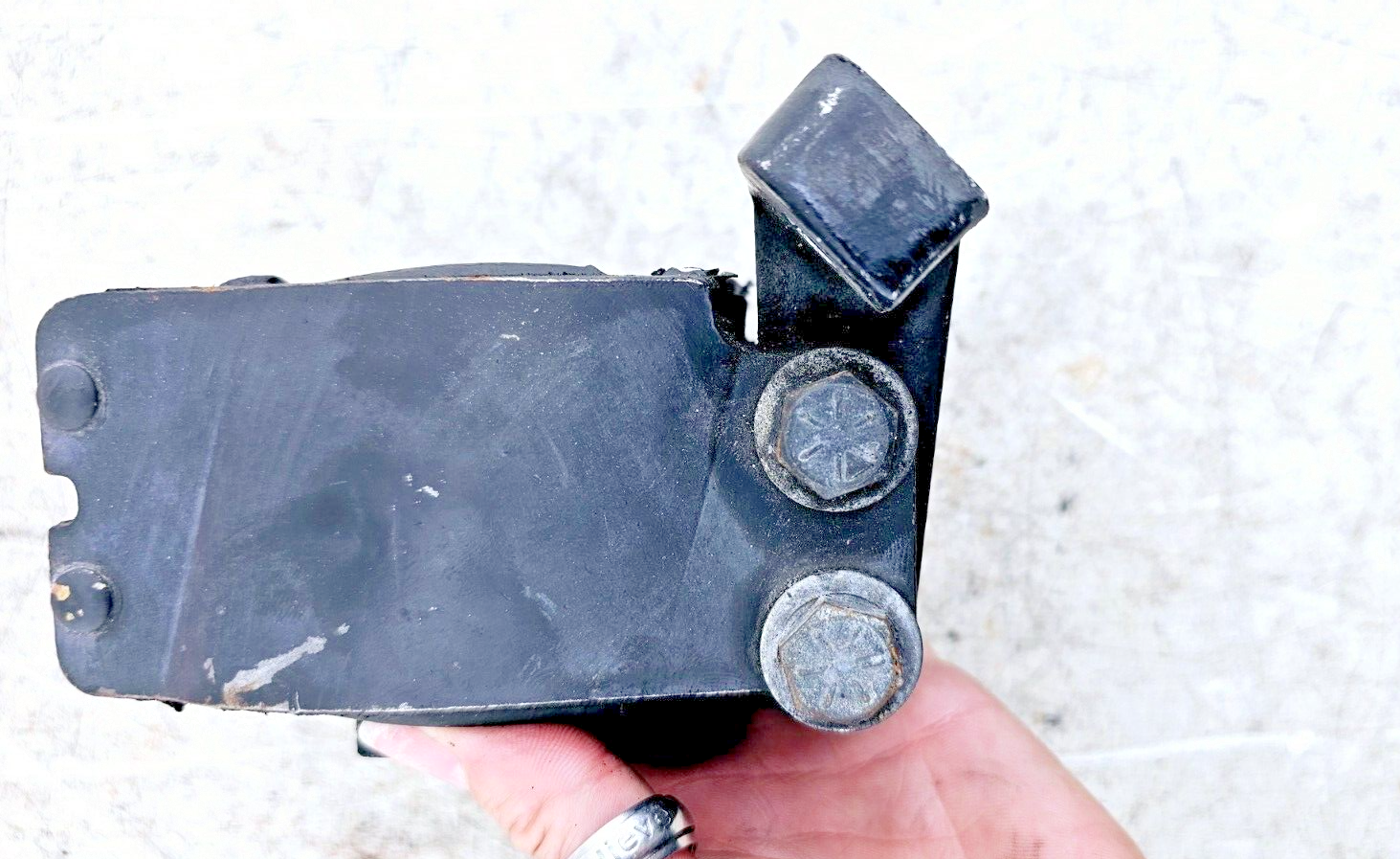 1995 HARLEY DYNA CONVERTIBLE Rear Transmission Rubber Isolator Mount