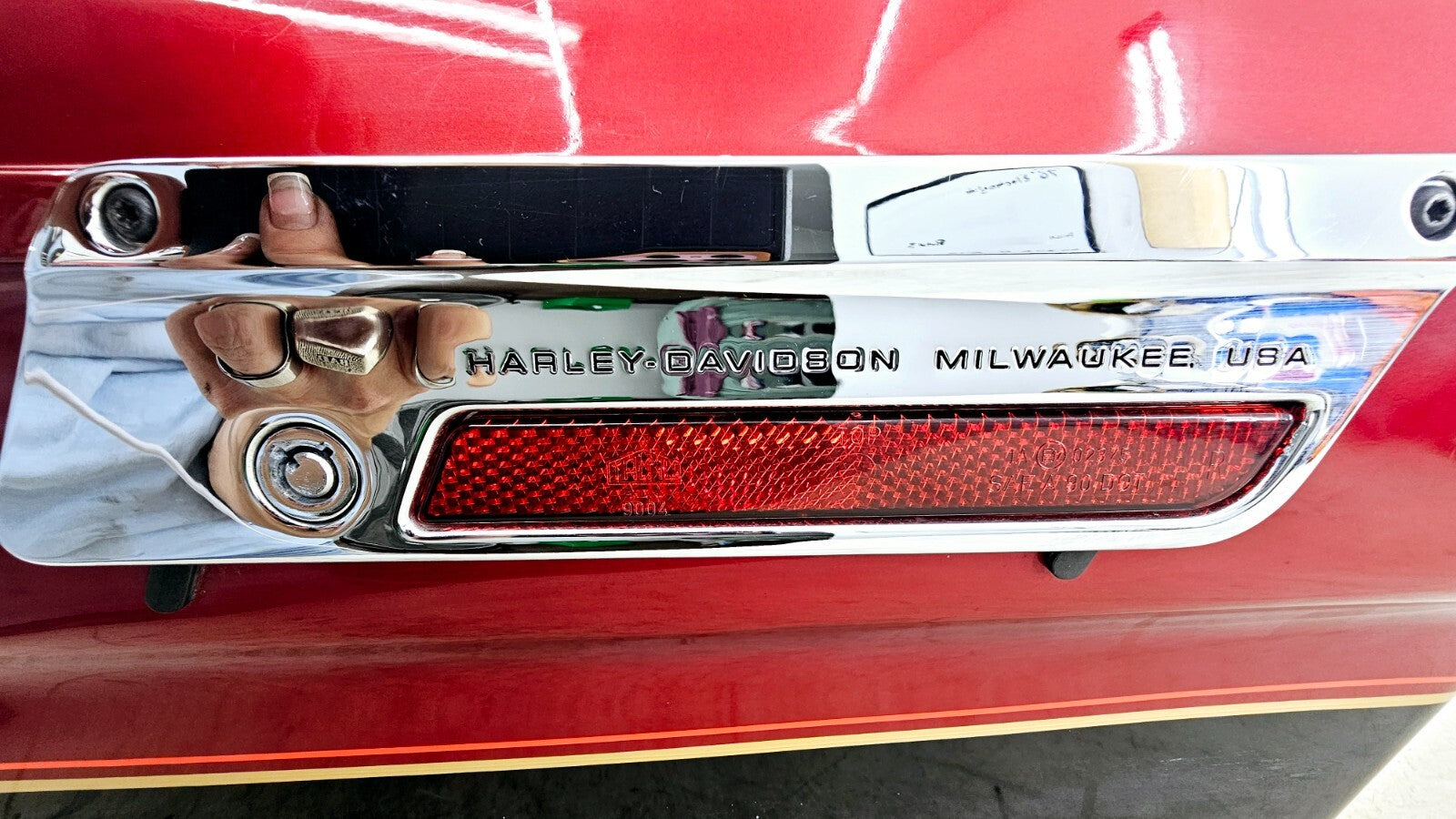 1998 HARLEY FLH ELECTRA GLIDE Right Saddlebag Housing Lid Latch OEM HD Red Black