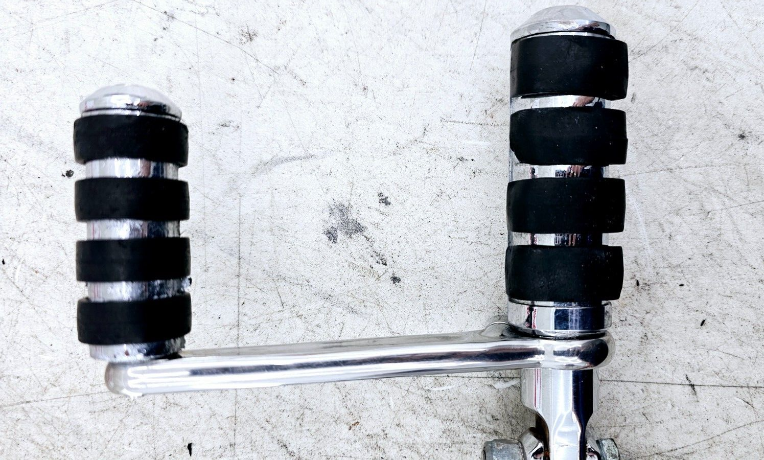 1999 HARLEY DYNA CONVERTIBLE Chrome Front Highway Forward Pegs MTG Bracket