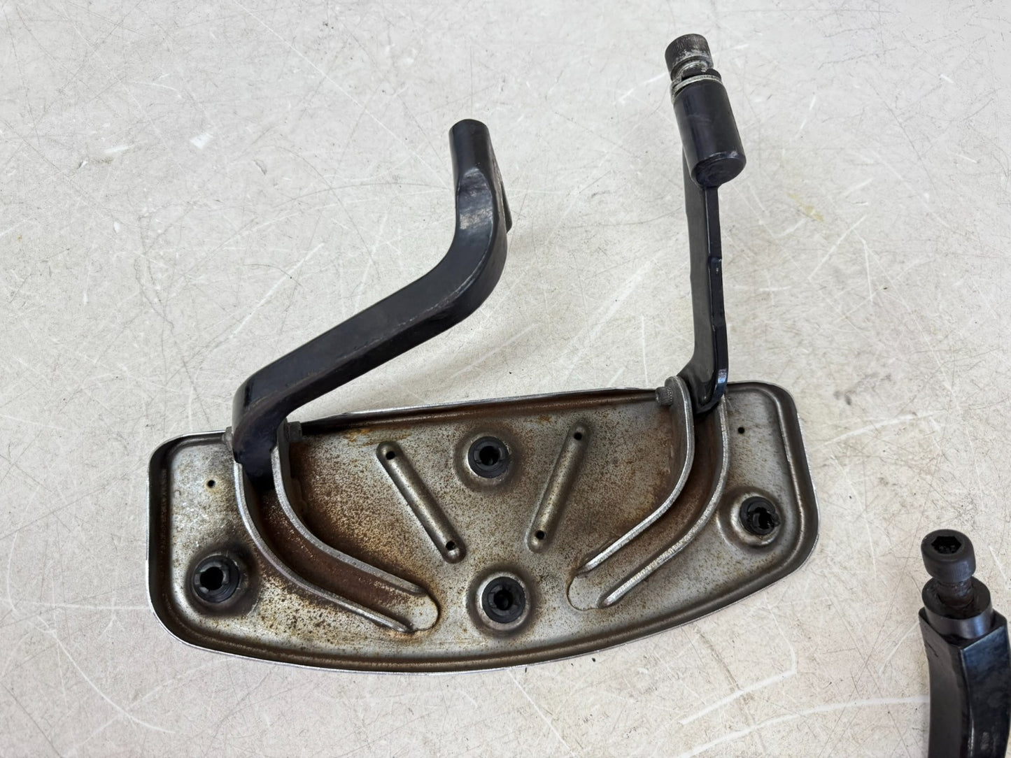 2003 HARLEY ELECTRA GLIDE Driver Floorboard Foot Rest Pad Right Left MTG Bracket