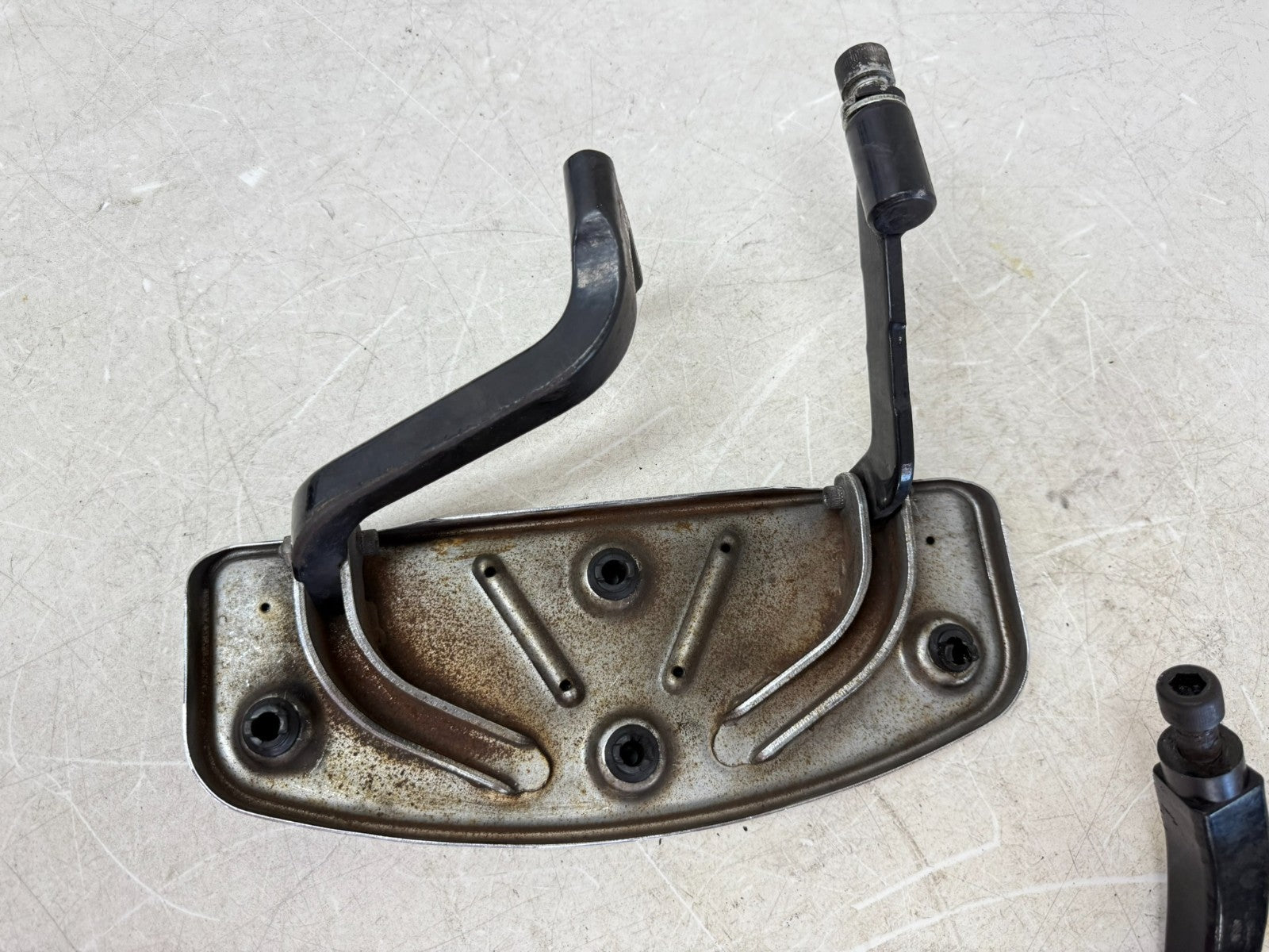 2003 HARLEY ELECTRA GLIDE Driver Floorboard Foot Rest Pad Right Left MTG Bracket