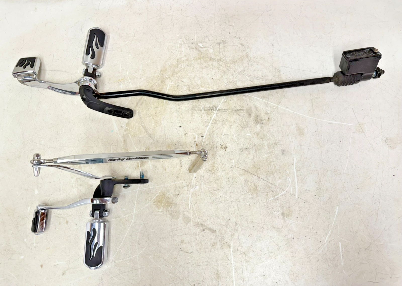 2003 HARLEY DYNA WIDE GLIDE OEM HD  Forward Control Shift Brake Pedal Foot Pegs