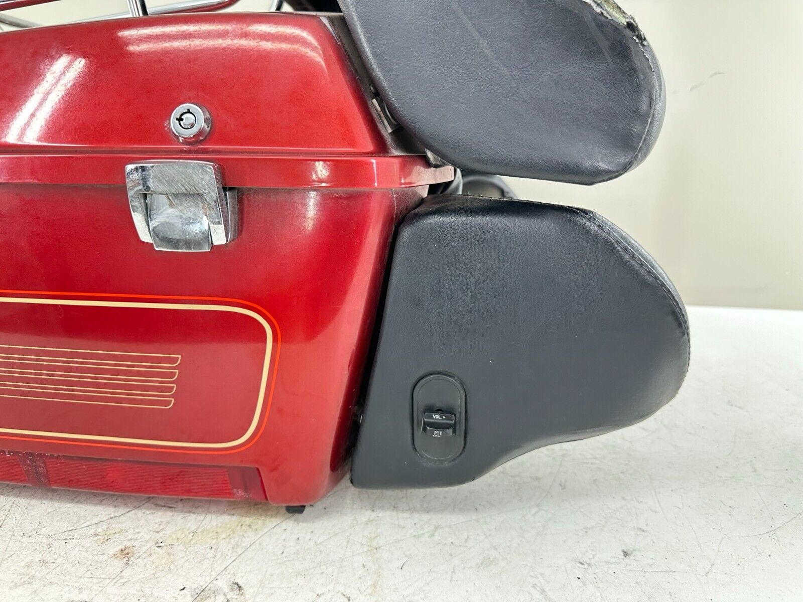 2004 HARLEY FLH ELECTRA GLIDE Trunk Tour PAC Pack Rack Speakers