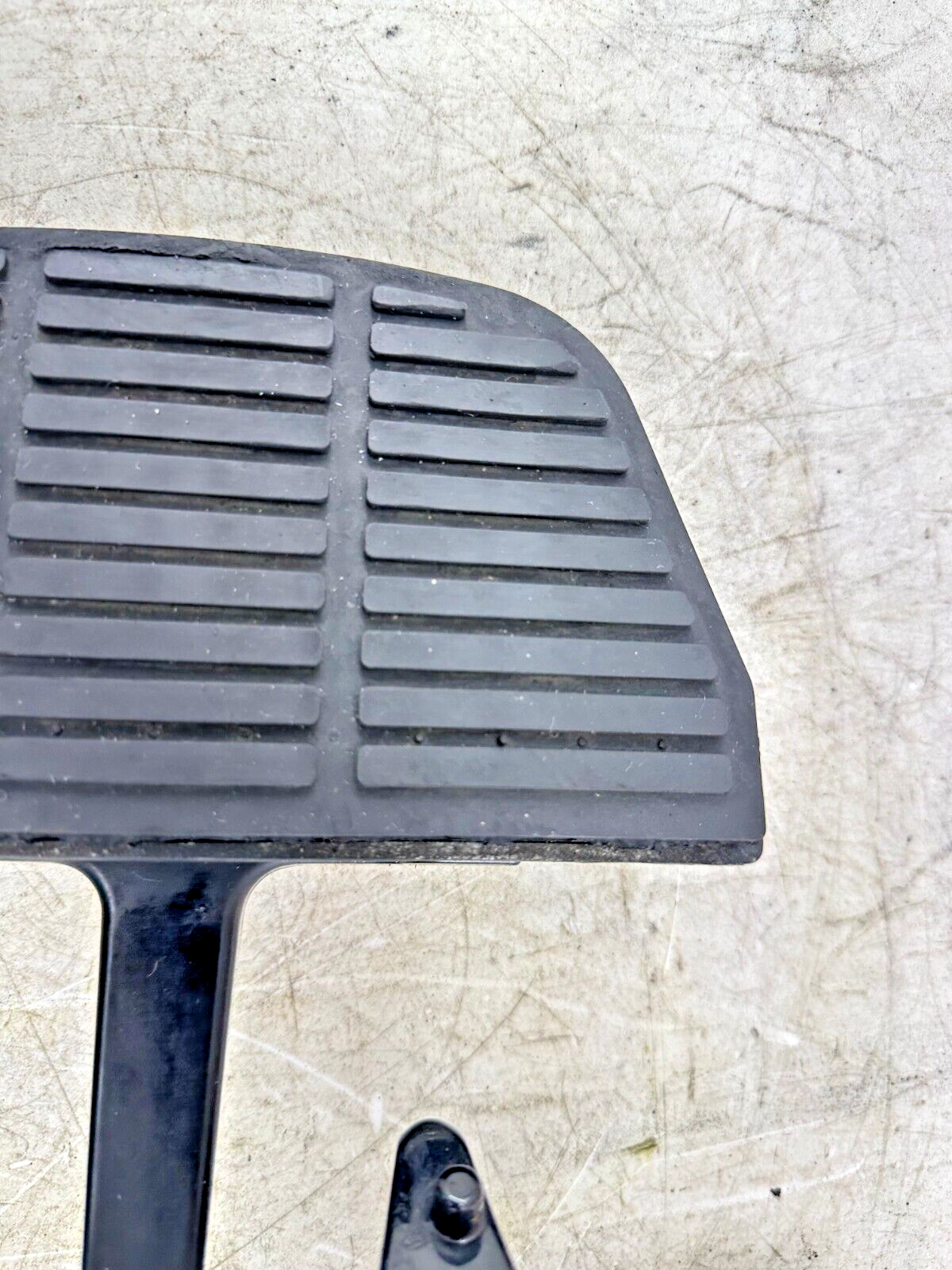 1999 HARLEY FLH ELECTRA GLIDE OEM HD Passenger Floorboard Foot Rest Pedal Pad