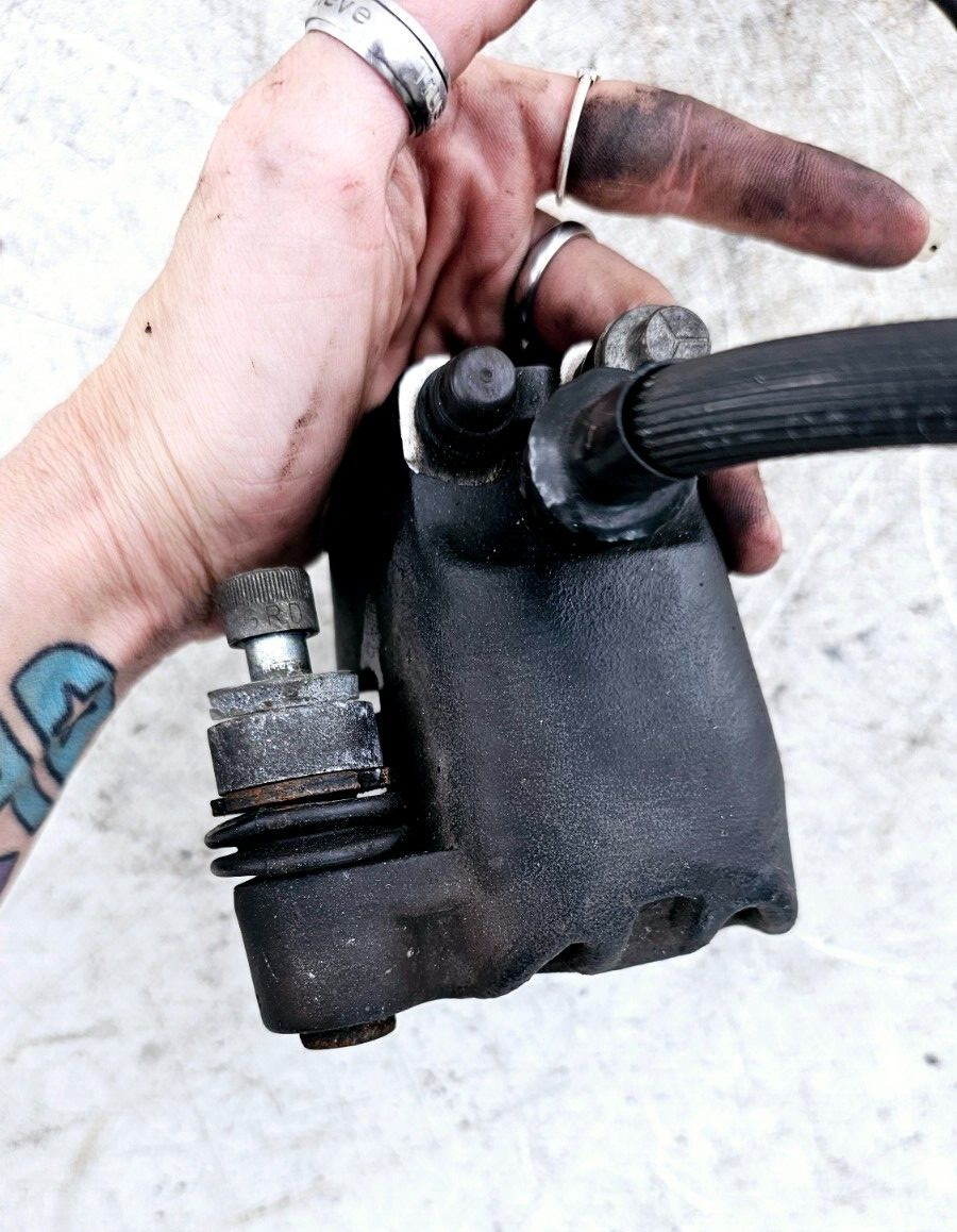 1995 HARLEY DYNA CONVERTIBLE Front Brake Master Cylinder Dual Caliper Hose OEM