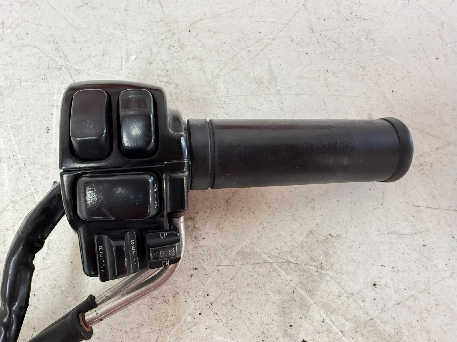 2003 HARLEY ELECTRA GLIDE Right Hand Control Switch Housing Handlebar Cable