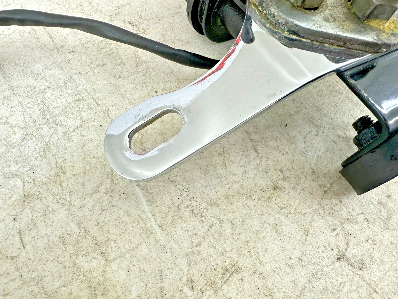 1999 HARLEY SOFTAIL OEM HD Upper Left Motor Mount + Horn Bracket