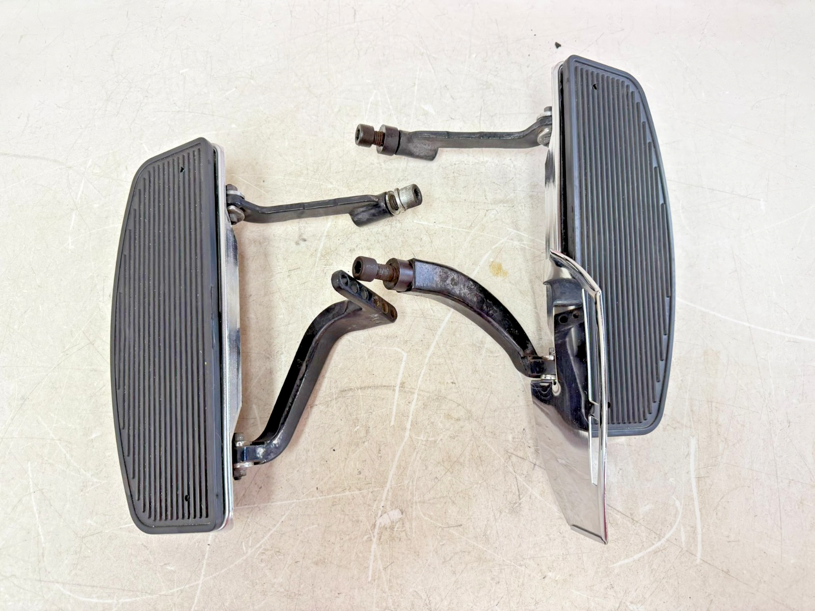 2003 HARLEY ELECTRA GLIDE Driver Floorboard Foot Rest Pad Right Left MTG Bracket