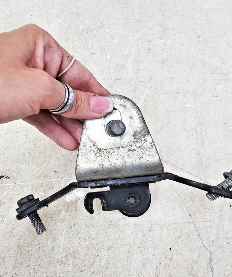 2000 HARLEY SOFTAIL DEUCE Upper Engine Motor Horn Mount Bracket