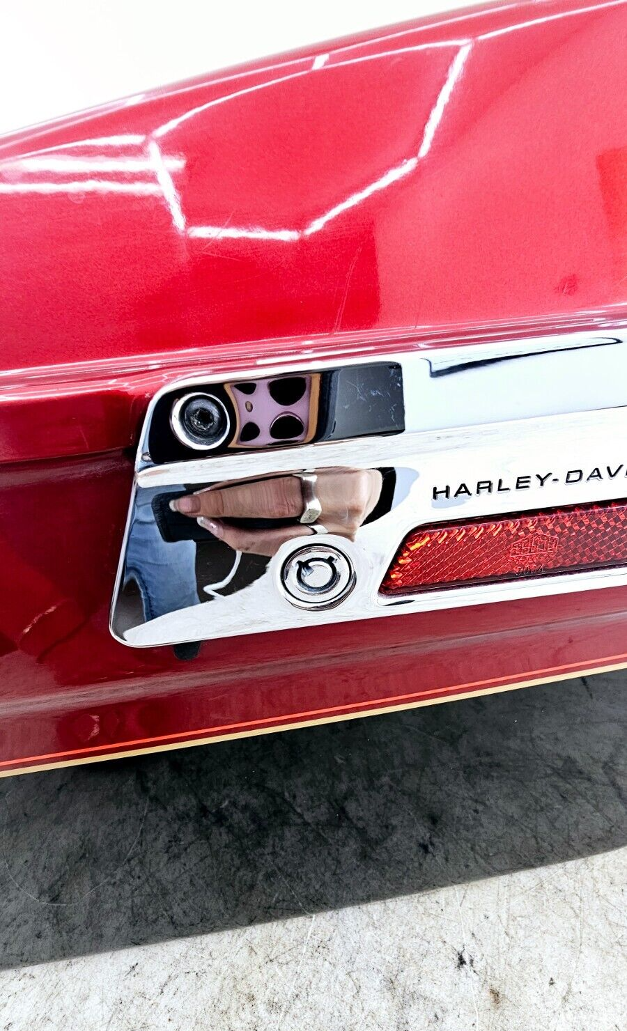 1998 HARLEY FLH ELECTRA GLIDE Right Saddlebag Housing Lid Latch OEM HD Red Black