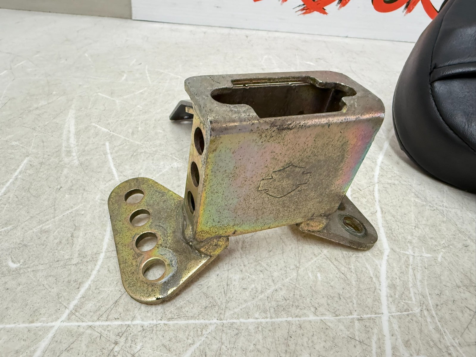2003 HARLEY ELECTRA GLIDE Driver Backrest Cushion Pad Mounting Bracket Dock