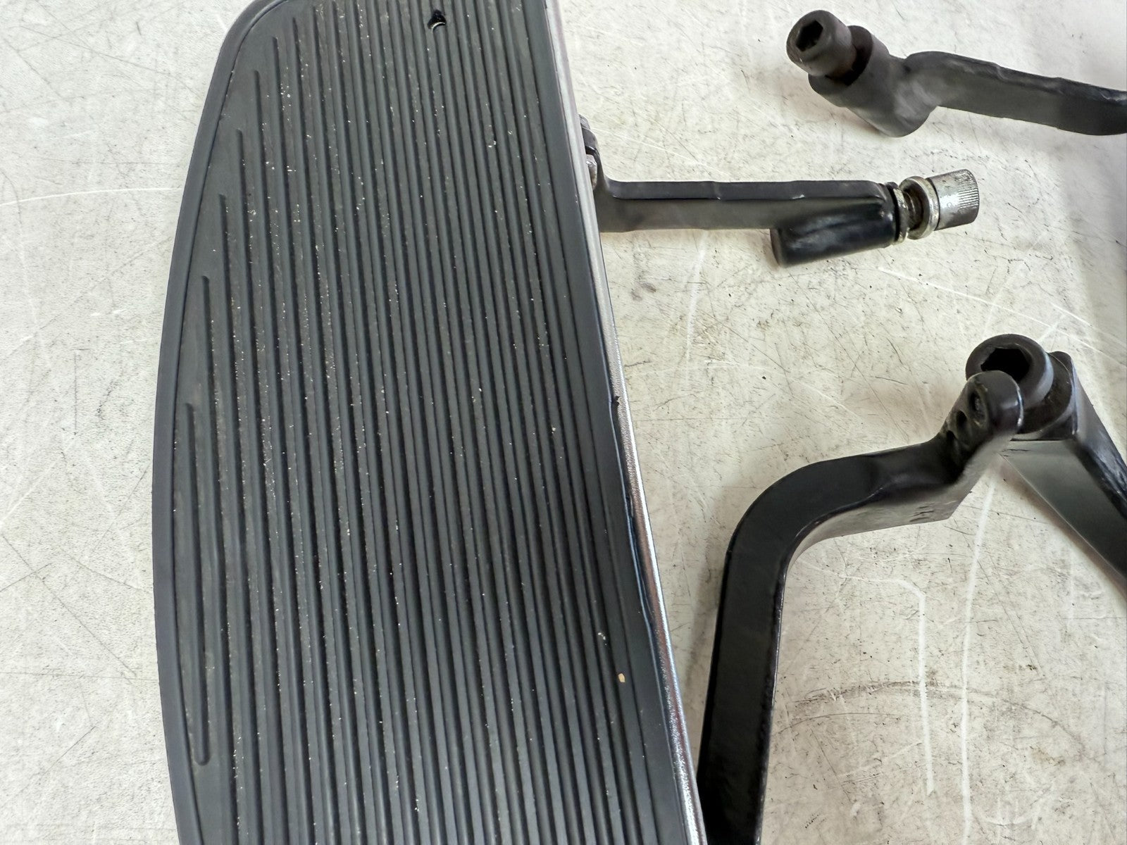 2003 HARLEY ELECTRA GLIDE Driver Floorboard Foot Rest Pad Right Left MTG Bracket