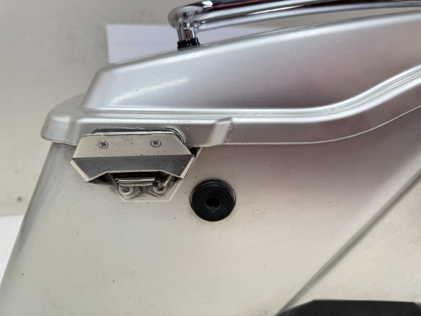 2003 HARLEY ELECTRA GLIDE Saddlebag Housing Left w/ Lid Latch 100th Anniversary