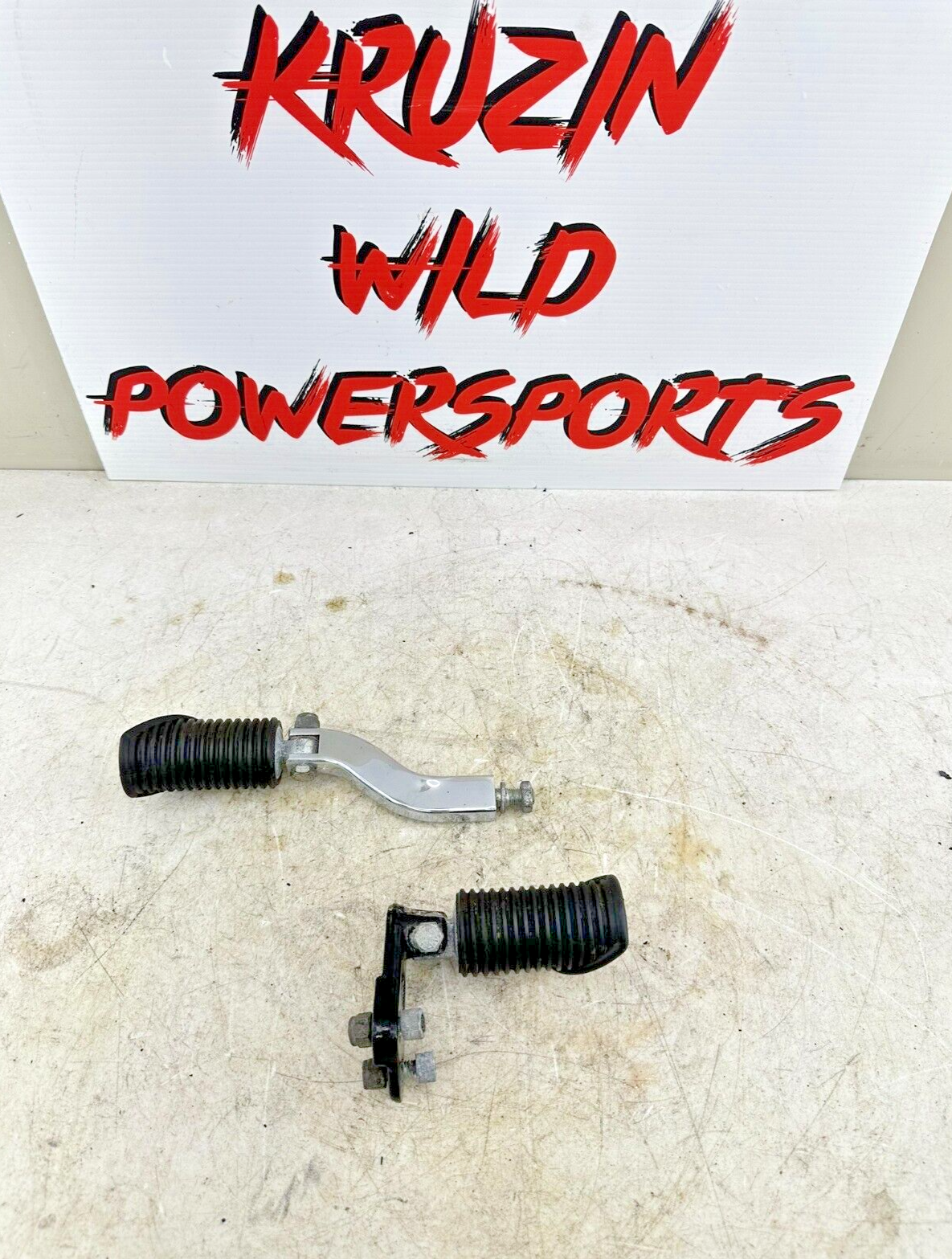 1997 HARLEY DYNA OEM HD Passenger Footpegs + Mounting Hardware Bracket