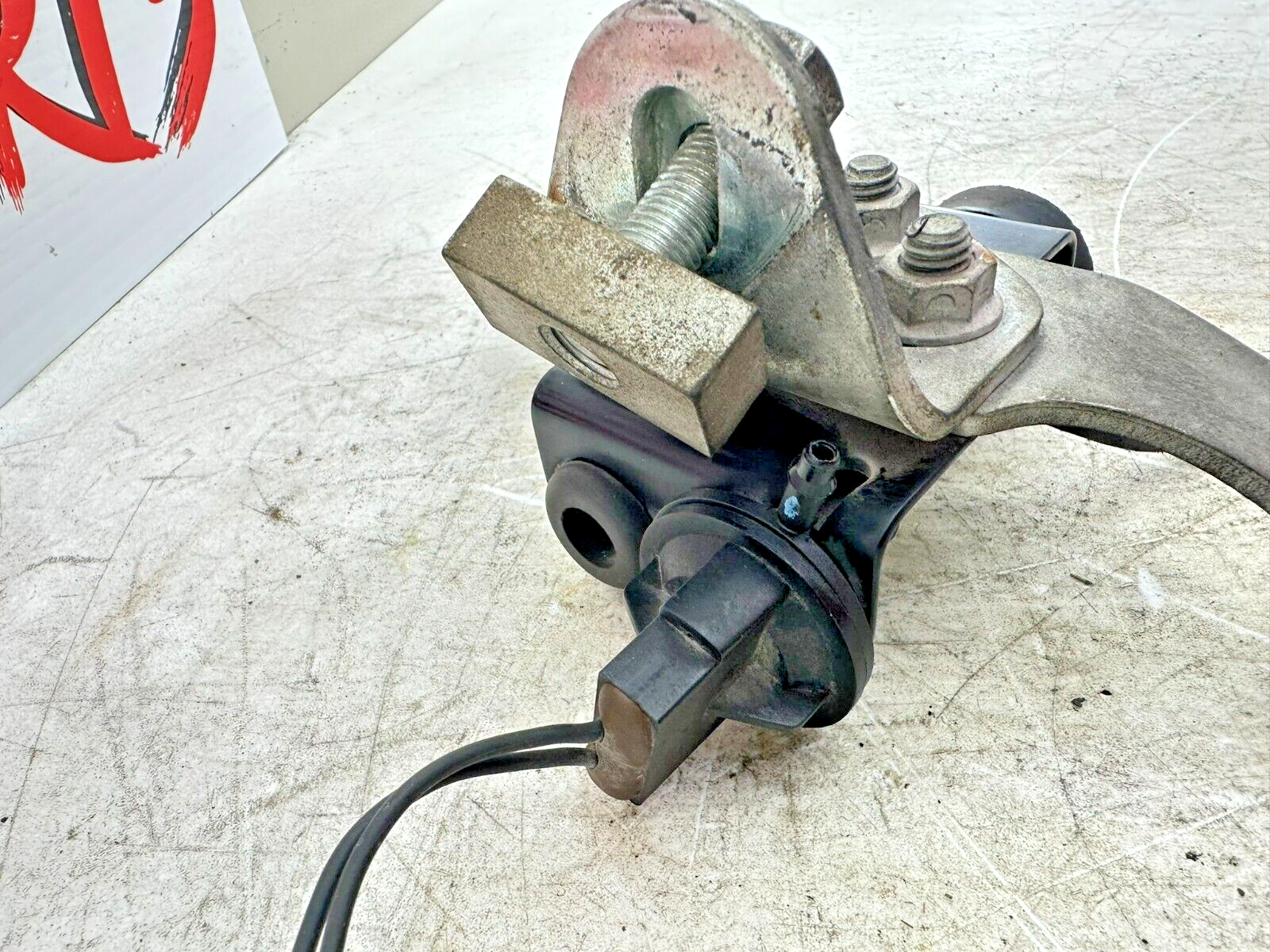 1996 HARLEY DAVIDSON SOFTAIL Upper Motor Mount Horn Mounting Bracket OEM