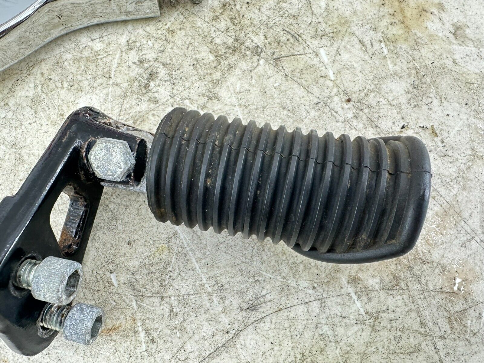1997 HARLEY DYNA OEM HD Passenger Footpegs + Mounting Hardware Bracket