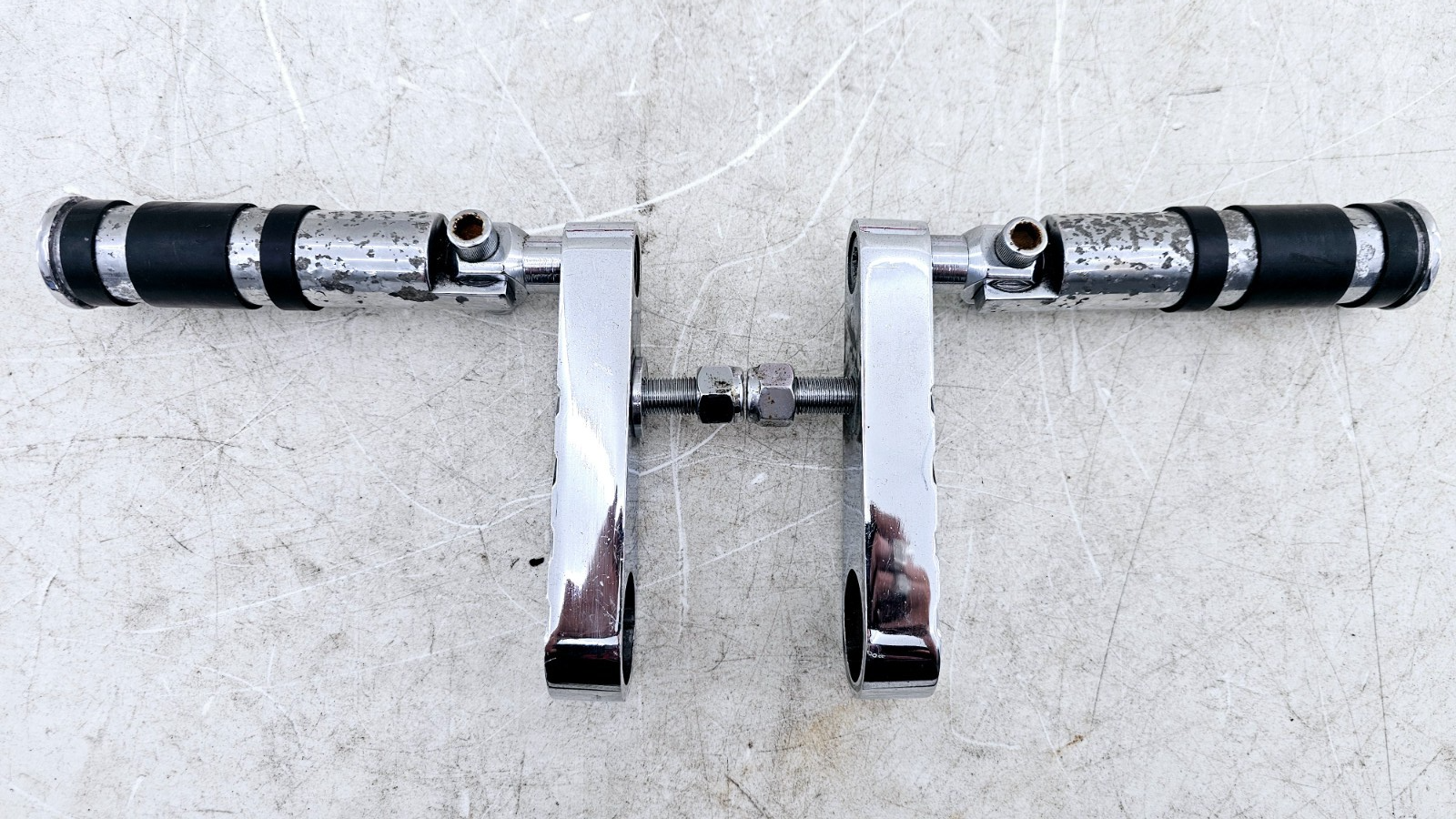 1988 HARLEY SOFTAIL Passenger Chrome Left Right Footpegs Footrest Bracket