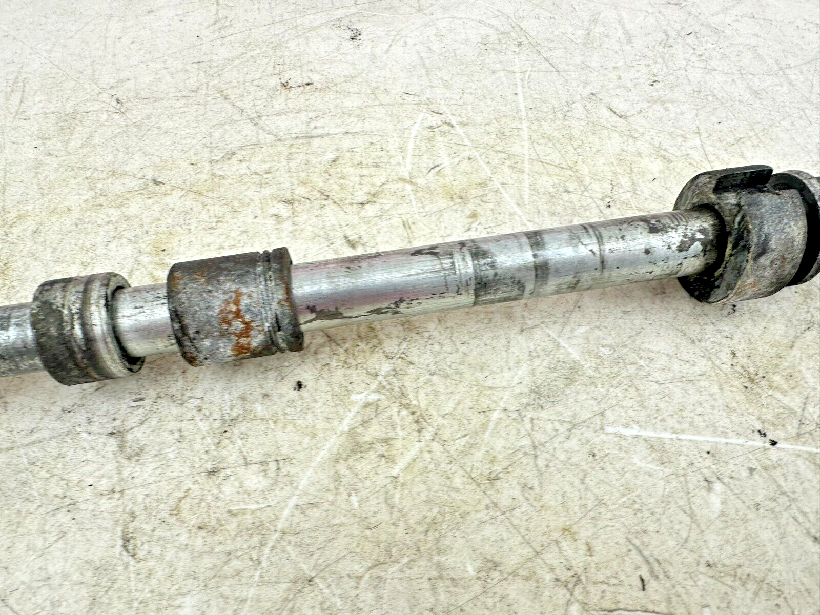 1999 HARLEY SOFTAIL OEM HD genuine Swingarm Rear Axle + Spacers
