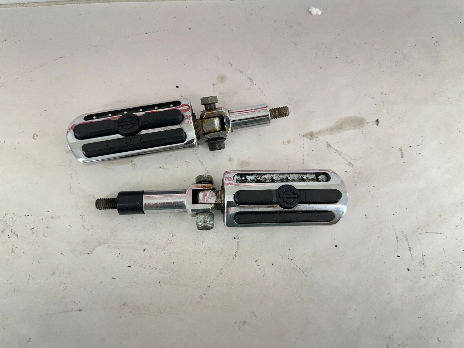 2001 HARLEY SOFTAIL Passenger Footpegs + Mounting Hardware