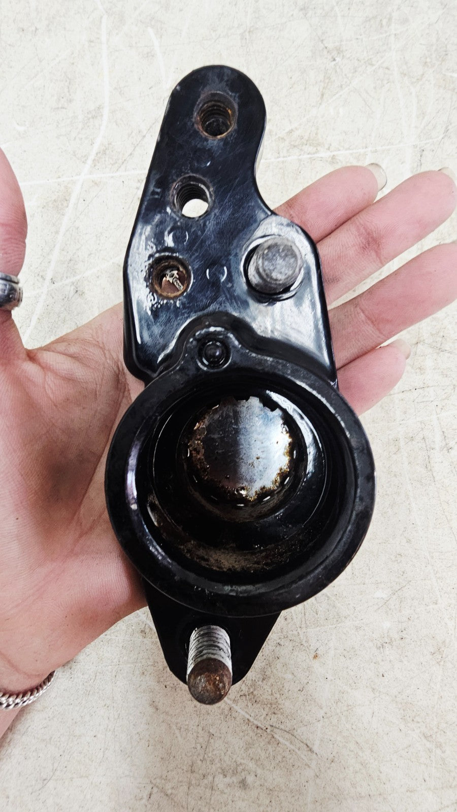 1996 HARLEY FLH ELECTRA GLIDE Rear Swingarm Arm Passenger Floorboard MTG Bracket