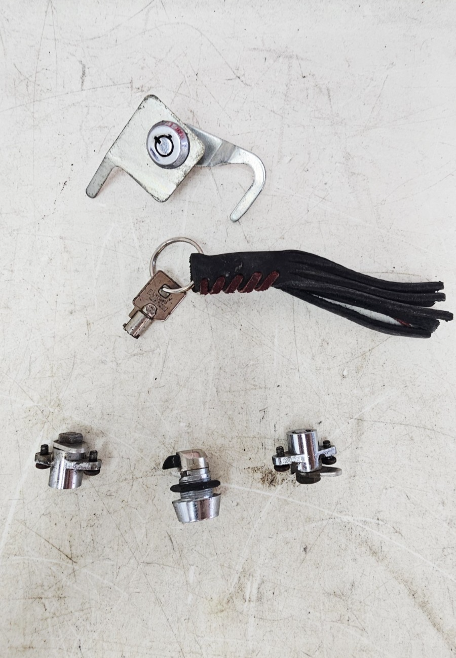 1996 HARLEY FLH ELECTRA GLIDE Ignition Switch Saddlebag Tour Pak Locks Keys