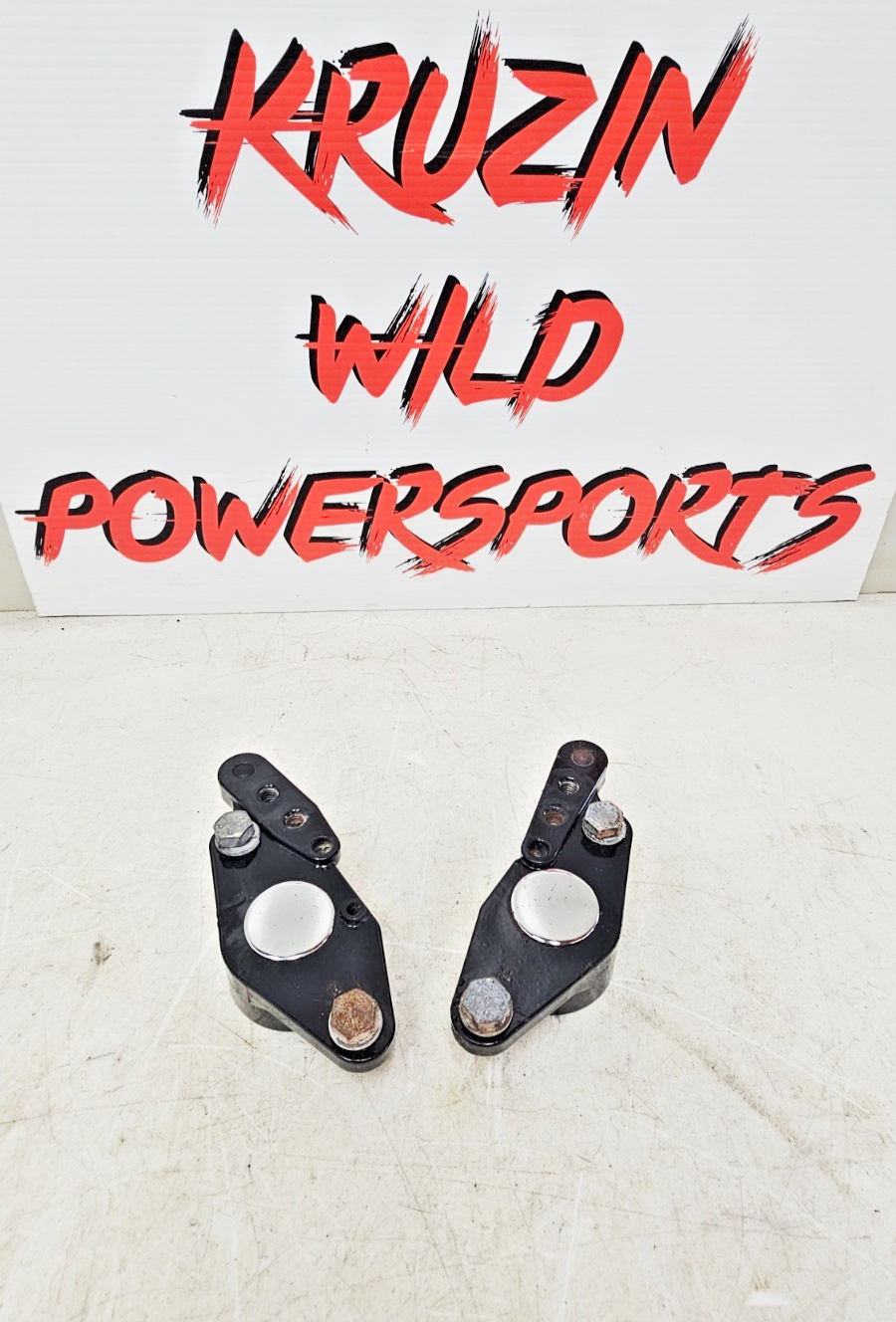 1996 HARLEY FLH ELECTRA GLIDE Rear Swingarm Arm Passenger Floorboard MTG Bracket