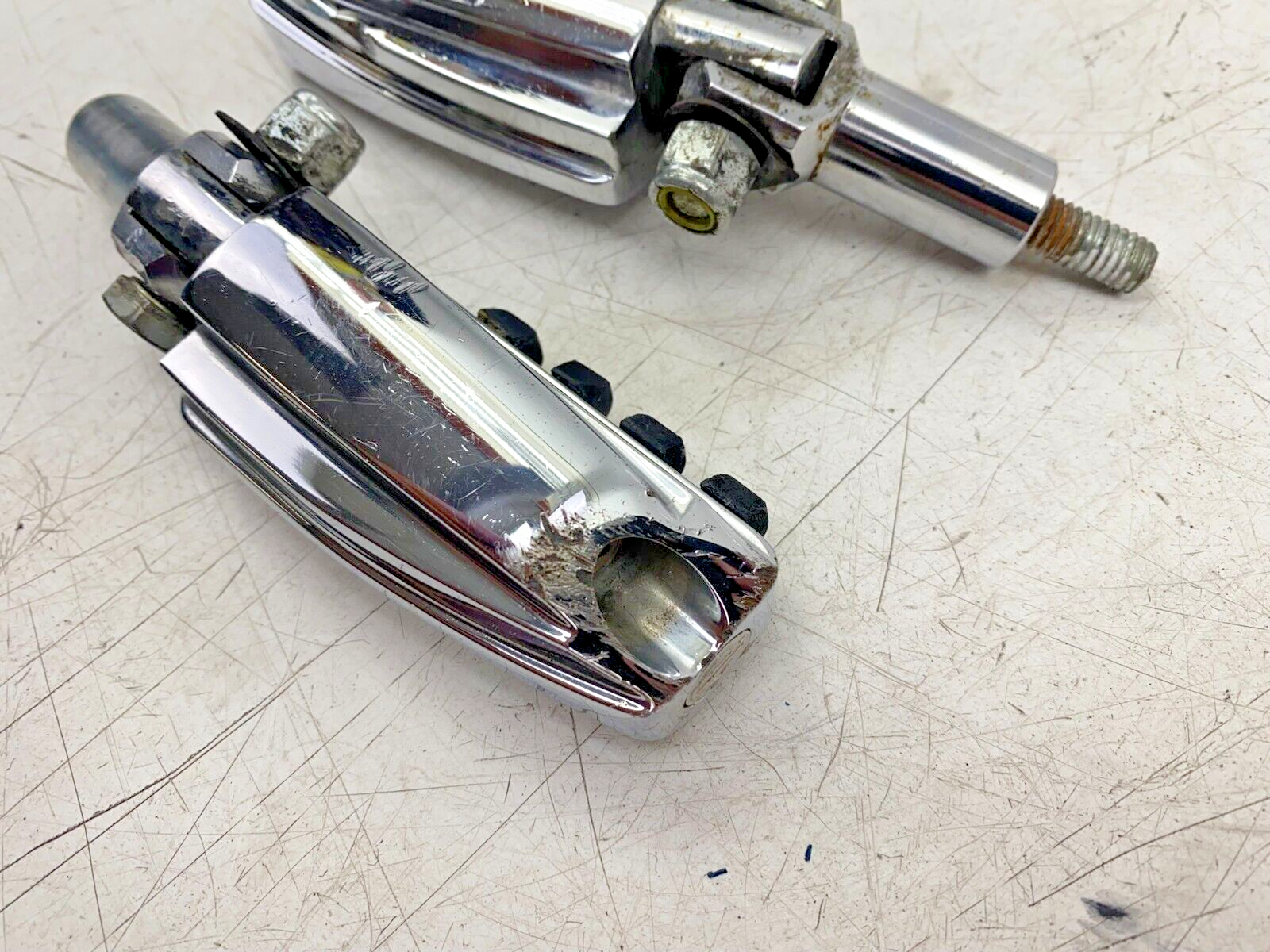 2001 HARLEY SOFTAIL Passenger Foot Pegs & Mounting Brackets