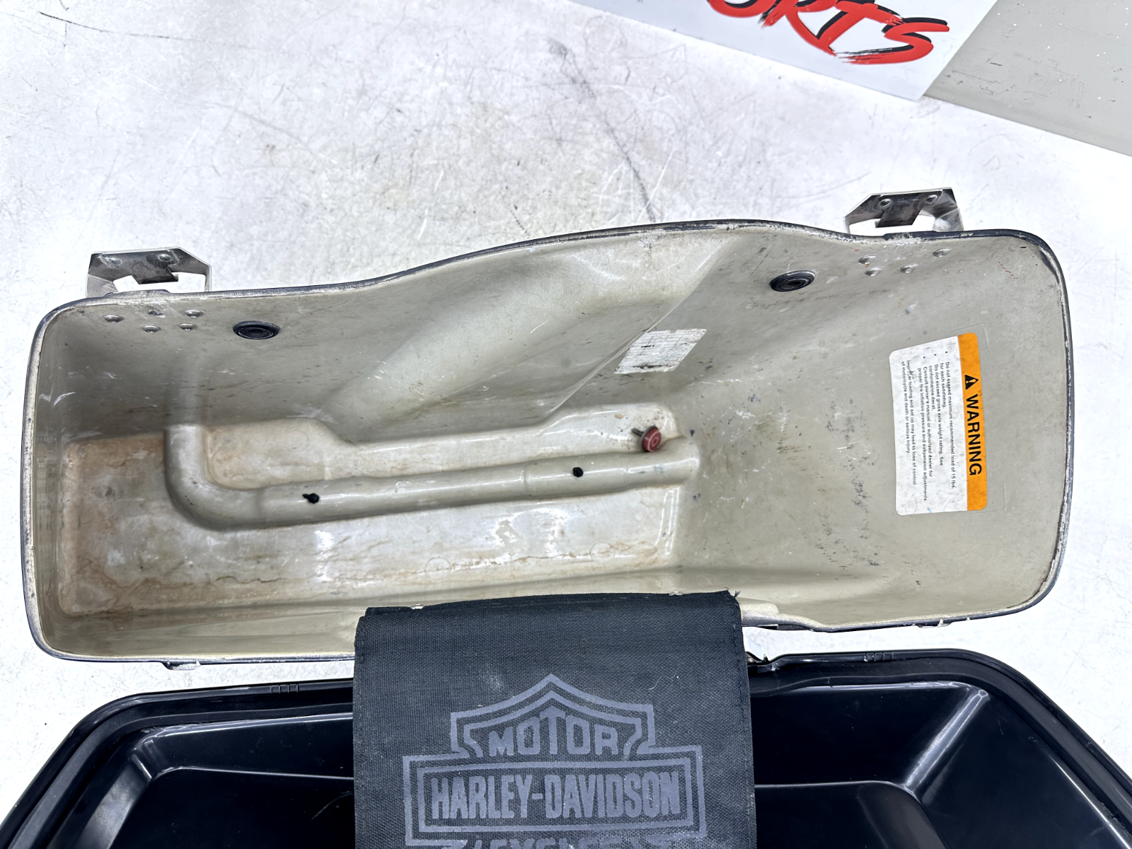 2003 HARLEY ELECTRA GLIDE classic Right OEM HD Hard Saddlebag Base Lid Latch