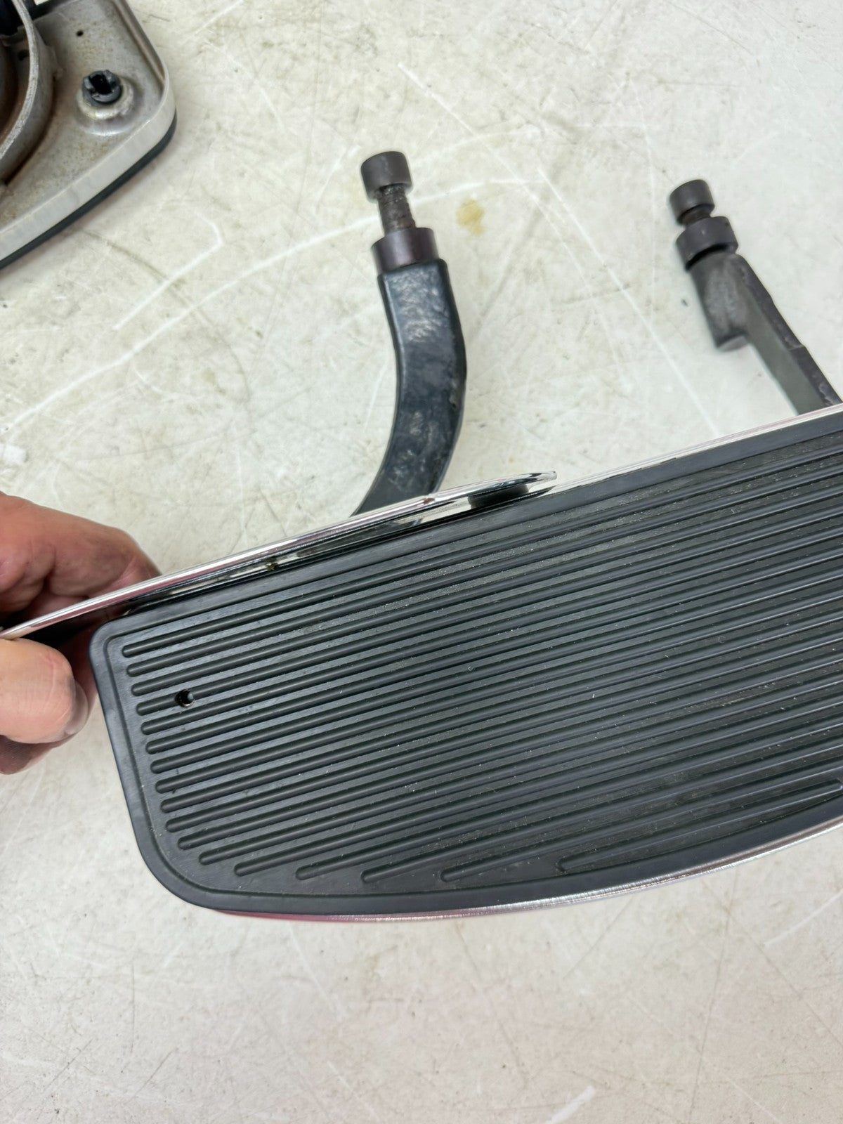 2003 HARLEY ELECTRA GLIDE Driver Floorboard Foot Rest Pad Right Left MTG Bracket