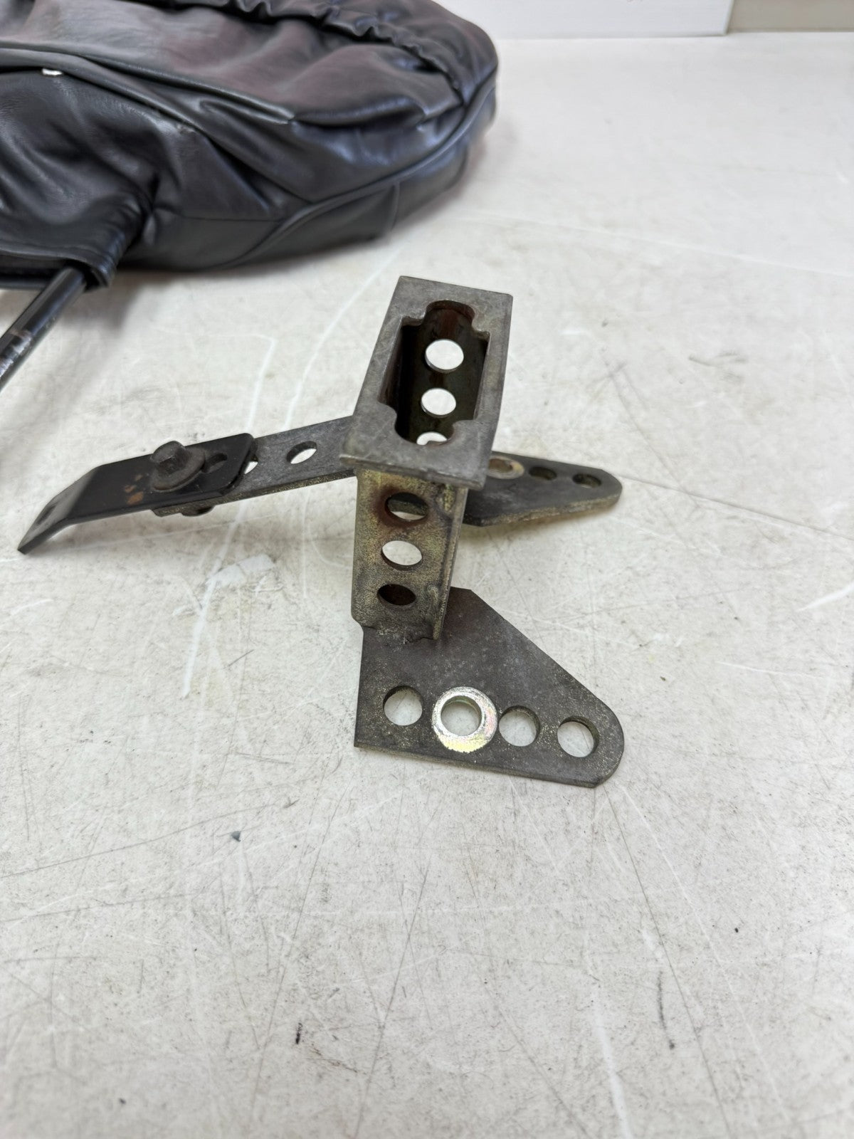 2003 HARLEY ELECTRA GLIDE Driver Backrest Cushion Pad Mount Bracket