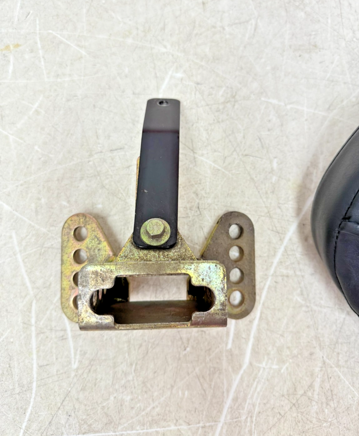 2003 HARLEY ELECTRA GLIDE Driver Backrest Cushion Pad Mounting Bracket Dock